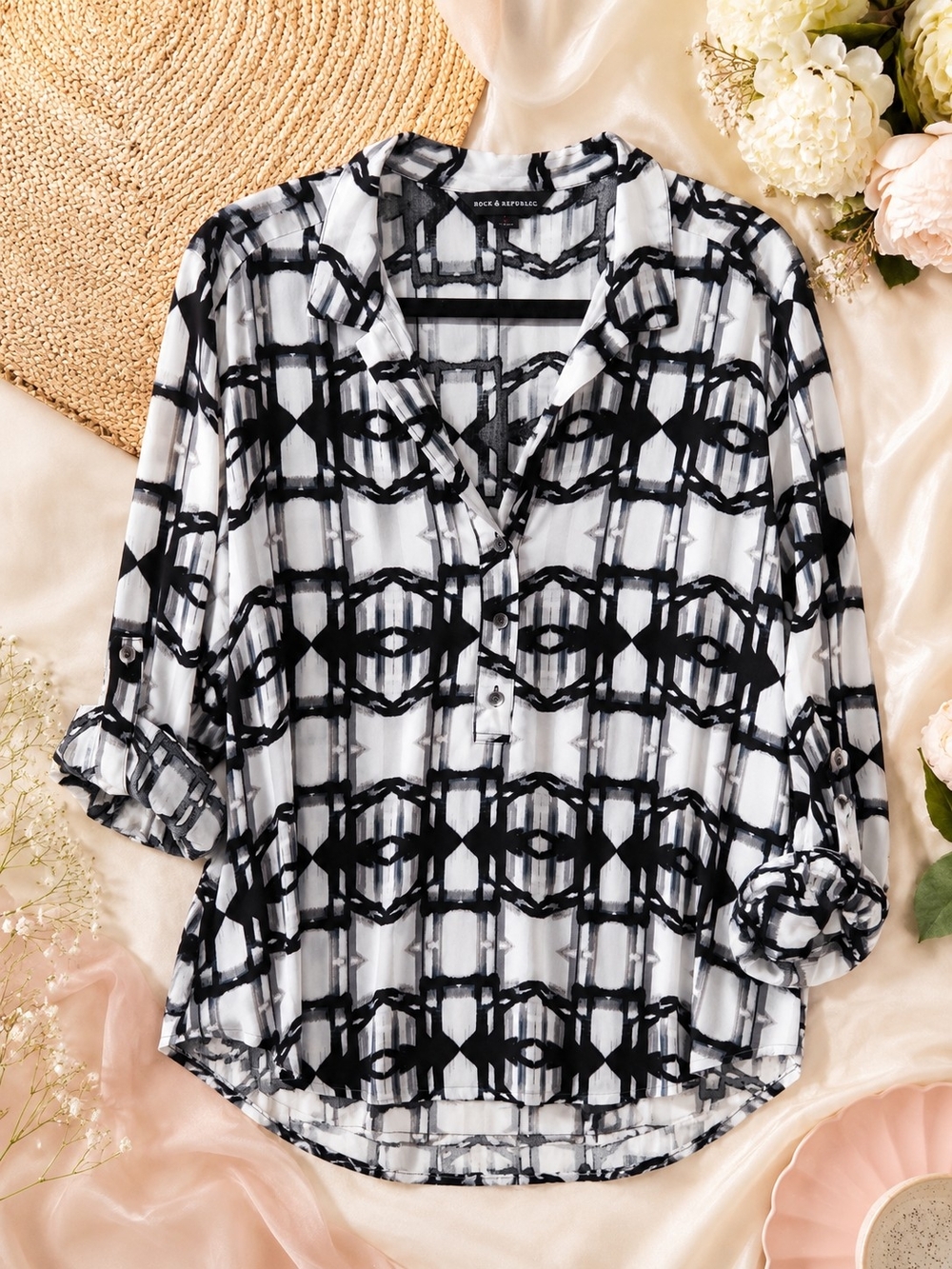 Rock & Republic Black & White Geometric Print Button-Front Blouse Size Small
